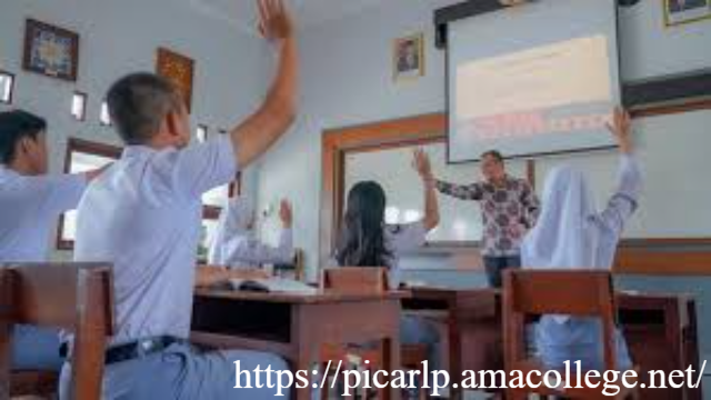 Pemerintah Godok Skema Pengangkatan Guru Honorer