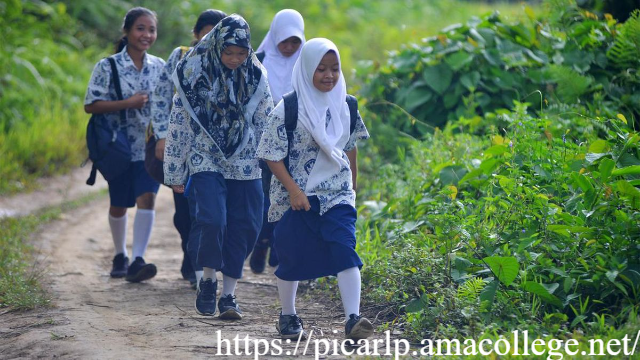 Perjuangan Anak Gunung Kejar Ilmu di Sekolah